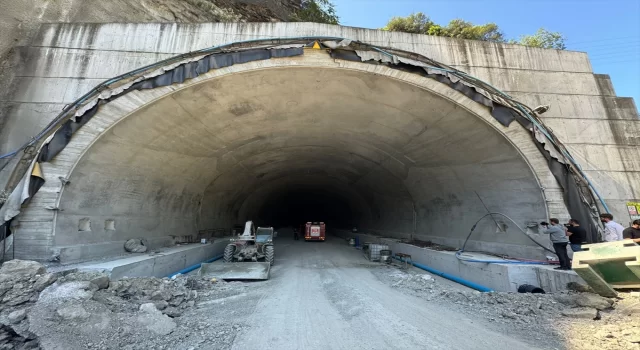 Trabzon’da tünel inşaatında iskele çöktü