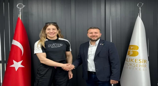 Milli güreşçi Yasemin Adar Yiğit, Balıkesir Büyükşehir Belediyespor ile sözleşme yeniledi 