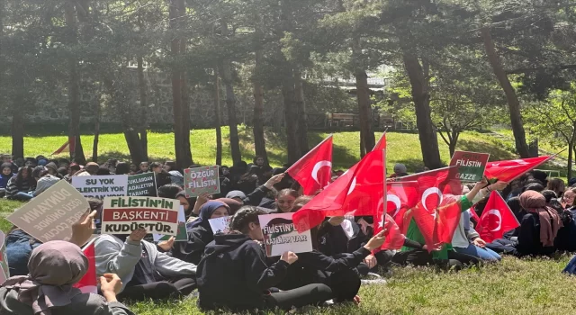 Erzurum’da lise öğrencileri Gazze için sessiz yürüyüş ve oturma eylemi yaptı 
