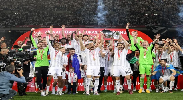 Ziraat Türkiye Kupası’nın sahibi Beşiktaş kupasını aldı