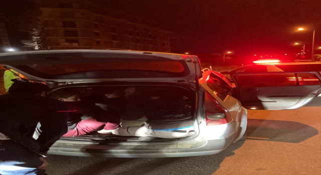 Edirne’de polis aracına çapan otomobilde 14 düzensiz göçmen yakalandı