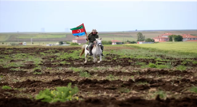 Kırklarelili çiftçi tarlasına pullukla ”Azerbaycan Cumhuriyet Bayramın Kutlu Olsun” yazdı