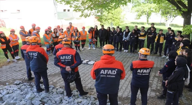 Ağrı’da AFAD ekipleri öğretmen ve öğrencilere arama kurtarma eğitimi veriyor