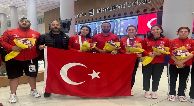 Para Atletizm Dünya Şampiyonası’nda mücadele eden özel sporcular, Türkiye’de çiçeklerle karşılandı