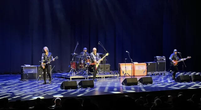 İngiliz rock grubu Wishbone Ash, AKM’de konser verdi