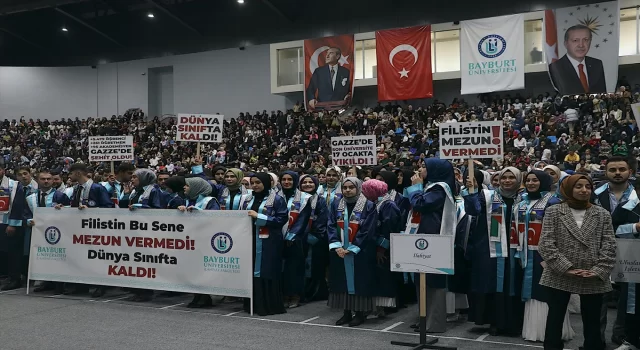 Bayburt Üniversitesi öğrencileri mezuniyet töreninde Filistin’e destek verdi
