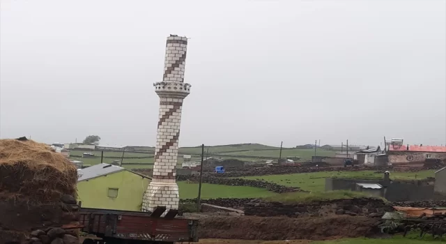 Kars’ta yıldırımın isabet ettiği caminin minaresinin bir bölümü yıkıldı