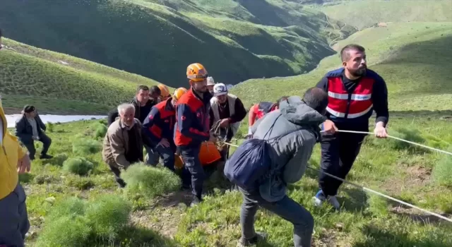 Van’da ekipler, ot toplarken kayalıktan düşerek yaralanan kişi için seferber oldu