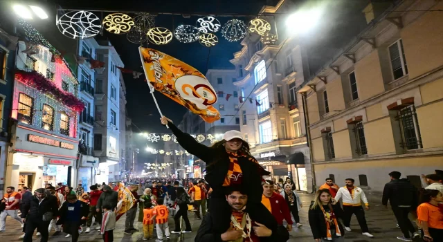 Galatasaraylı taraftarlar şampiyonluğu Taksim’de kutladı