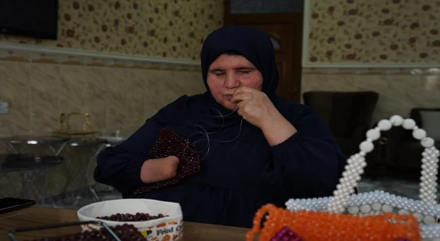 Mayın patlaması sonucu gözlerini ve bir elini kaybeden Iraklı kadın el işi çantalar üretiyor