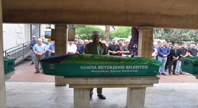 Manisa’da bıçakla öldürülen 3 şahsın cenazesi toprağa verildi