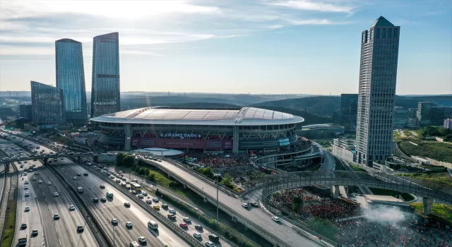 Galatasaraylı oyuncular, şampiyonluk kutlamaları için RAMS Park’a hareket etti