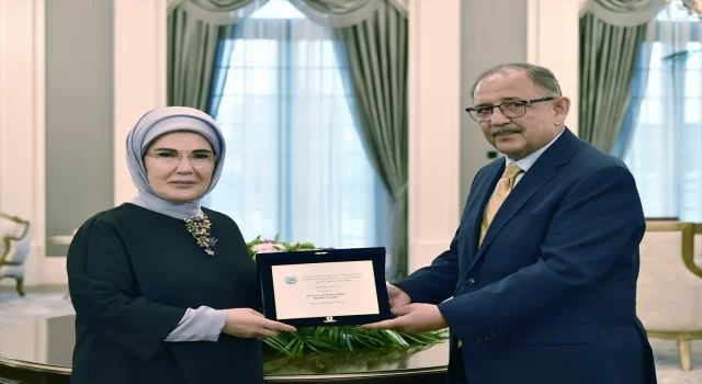 Emine Erdoğan, ”Sıfır Atık” projesine verilen AKDENİZPA Ödülü’nü teslim aldı