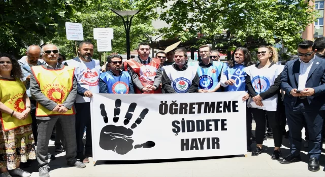 Kocaeli’de eğitim sendikaları öğretmene saldırıyı protesto etti