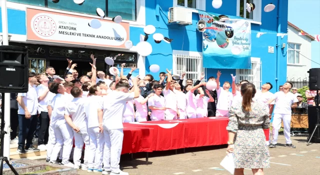 Ordu’da meslek lisesi son sınıf öğrencileri, temsili diplomalarını yüzerek denizden aldı