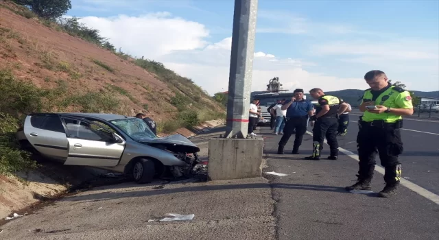 Zonguldak’ta EDS direğine çarpan otomobildeki 4 kişi yaralandı