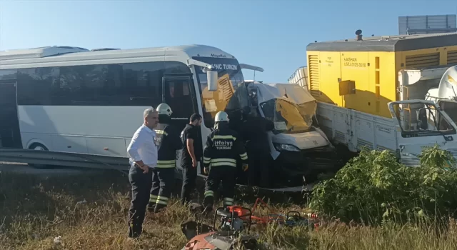 Tekirdağ’da fren arızası sebebiyle duramayan kamyonetin işçi servislerine çarpması sonucu 18 kişi yaralandı