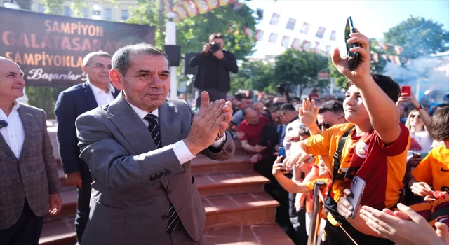 Dursun Özbek, Galatasaray bayrağını Şampiyonlar Anıtı’nda göndere çekti