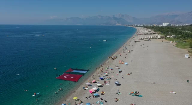 Antalya’da dalgıçlar denizde Filistin ve Türk bayrağı açtı