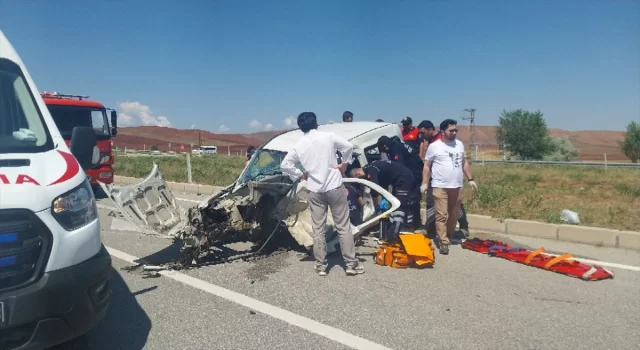 Çorum’da otomobille hafif ticari araç çarpıştı, 6 kişi yaralandı