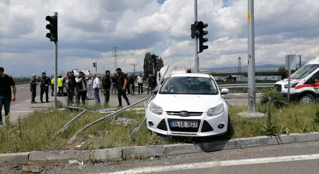 Kars’ta araba ile kamyonetin çarpıştığı kazada 5 kişi yaralandı