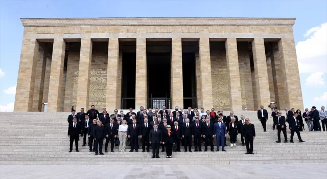 Galatasaray Başkanı Özbek ve yeni yönetim kurulu üyeleri, Anıtkabir’i ziyaret etti