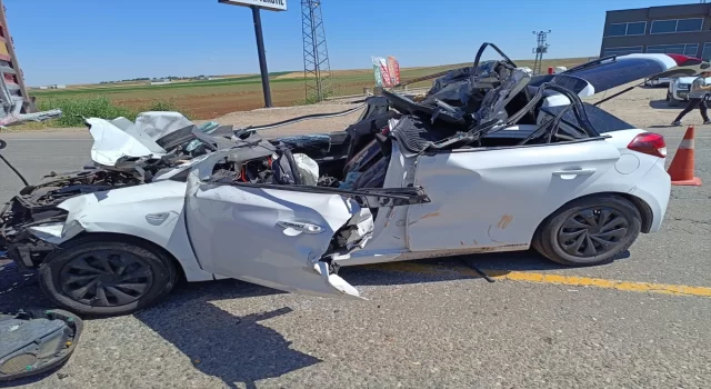 Diyarbakır’da tıra arkadan çarpan otomobilin sürücüsü hayatını kaybetti 