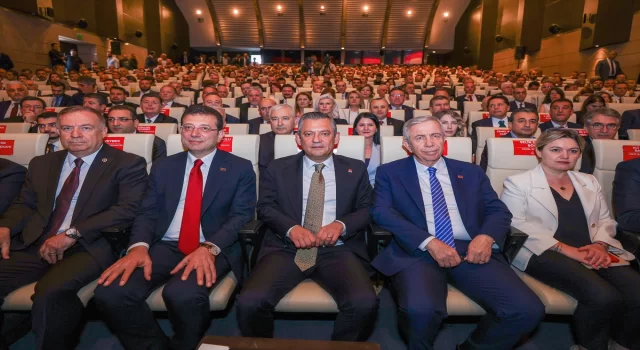 CHP Genel Başkanı Özel, partisinin belediye başkanlarıyla bir araya geldi