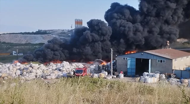 Kocaeli’de geri dönüşüm tesisinde çıkan yangına müdahale ediliyor