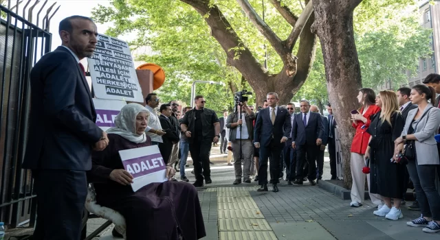 CHP Genel Başkanı Özel, Adalet Bakanlığı önünde eylem yapan Emine Şenyaşar’ı ziyaret etti: