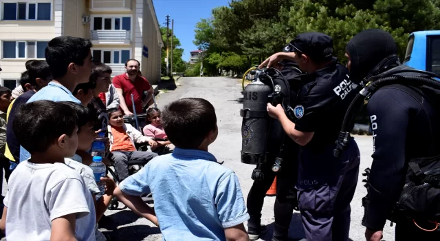 Bitlis’te özel öğrenciler polis botuyla Van Gölü’nde gezintiye çıkarıldı