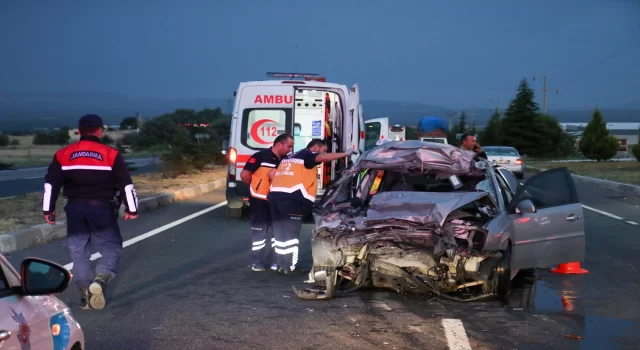 Uşak’ta kamyona çarpan otomobilin sürücüsü hayatını kaybetti