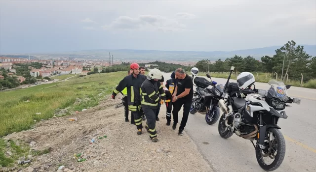 Çorum’da yamaçtan yuvarlanan otomobilde sıkışan 2 kişi yaralandı