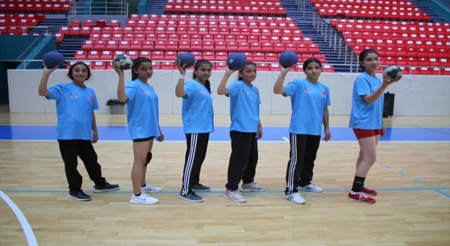 Antrenör polislerin yetiştirdiği genç sporcular, şampiyonlara hazırlanıyor