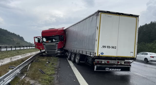 Anadolu Otoyolu’nun Bolu kesiminde bariyere çarpan tırın sürücüsü yaralandı