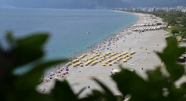 Antalya’da hava sıcaklığı sağanakla 11 derece azaldı 