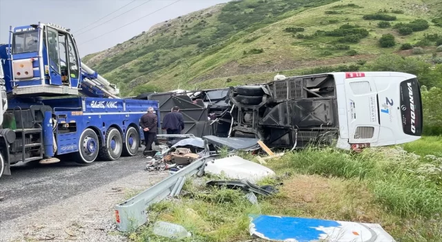 Bitlis’te otobüs ile tırın çarpışması sonucu 2 kişi hayatını kaybetti, 30 kişi yaralandı