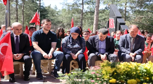 Milli Eğitim Bakanı Tekin, şehit öğretmen Aybüke Yalçın’ın kabrini ziyaret etti: