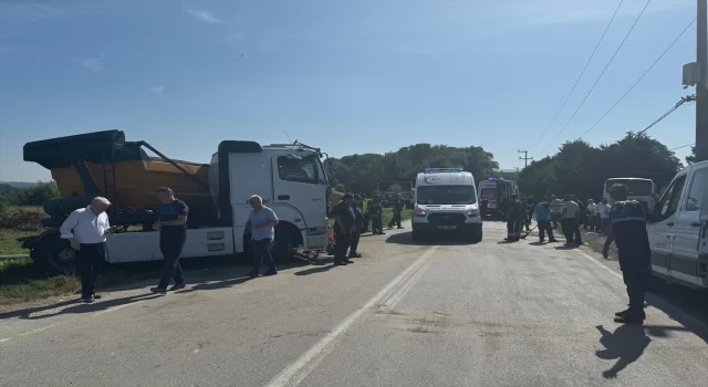 Kocaeli’de tır ile servis minibüsünün çarpıştığı kazada 12 kişi yaralandı