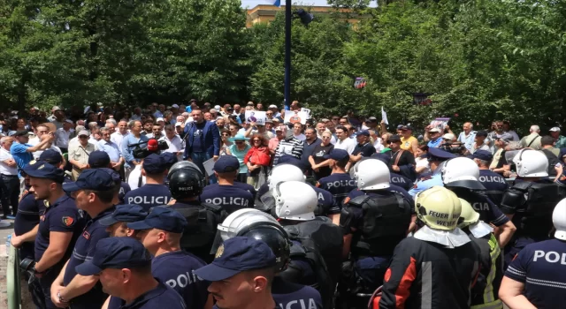 Arnavutluk’ta Tiran Belediye Başkanı Veliaj’ın istifasını isteyen protestolar devam ediyor