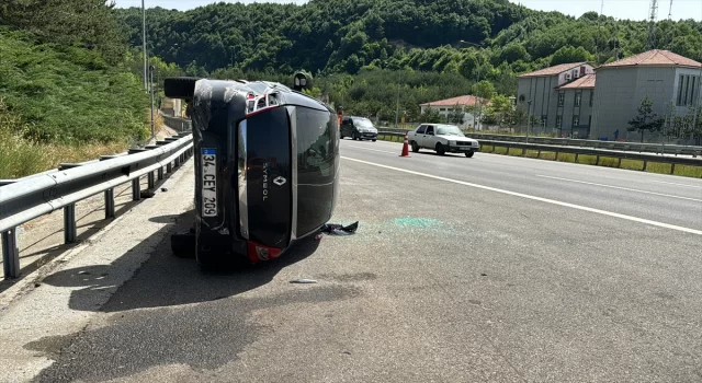 Anadolu Otoyolu’nda devrilen otomobildeki anne ve oğlu yaralandı