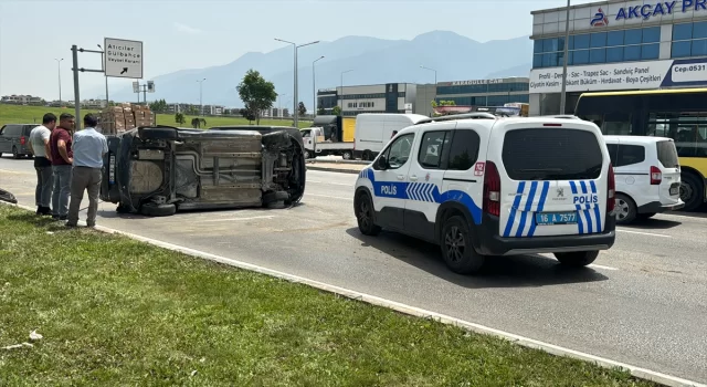 Bursa’da otomobilin karşı şeride geçip kamyonetle çarpıştığı kaza anı güvenlik kamerasında