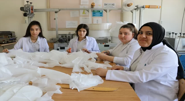 Amasya’da meslek lisesi öğrencileri tek kullanımlık terlik üretiyor