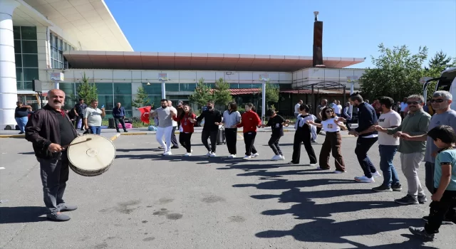 Dünya Muaythai Şampiyonası ikincisi Sibel Oruç, Ağrı’da halaylarla karşılandı