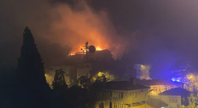 Kırklareli’nde binaların çatılarındaki yangına müdahale ediliyor