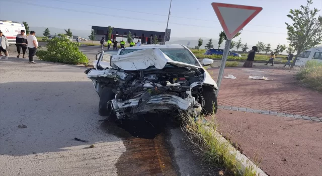 Erzurum’da kamyonetle araba çarpıştı, 12 kişi yaralandı