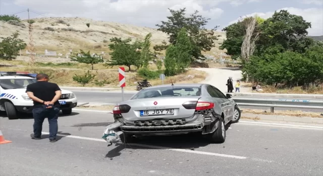 Malatya’da bariyere saplanan otomobildeki 3 kişi yaralandı