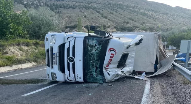 Sivas’ta devrilen kamyonun sürücüsü ağır yaralandı