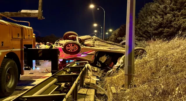 Kocaeli’de bariyere çarparak devrilen otomobildeki 3 kişi öldü