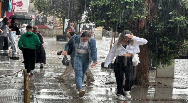 Edirne’de etkili olan sağanak vatandaşlara zor anlar yaşattı